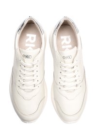 Białe sk�órzane sneakersy z teksturowanym wykończeniem, wyściełanym językiem i srebrnymi akcentami. Posiadają sześciopozycyjną konstrukcję sznurowania oraz kontrastowe logo.