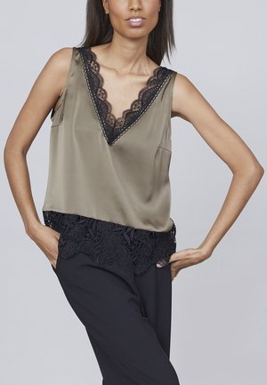 Olivengrønt satin top med sort blondekant ved udskæringen og kanten, med v-hals design og ærmeløs snit.
