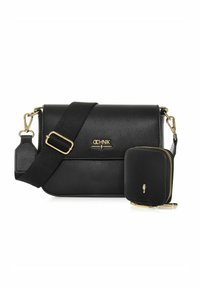 Czarna skórzana torba na ramię z klapą, złotymi elementami, regulowanym paskiem oraz małą dopasowaną kieszonką na zamek. Gładka tekstura.