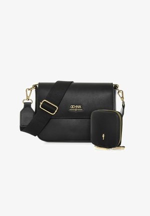 Czarna skórzana torba na ramię z klapą, złotymi elementami, regulowanym paskiem oraz małą dopasowaną kieszonką na zamek. Gładka tekstura.