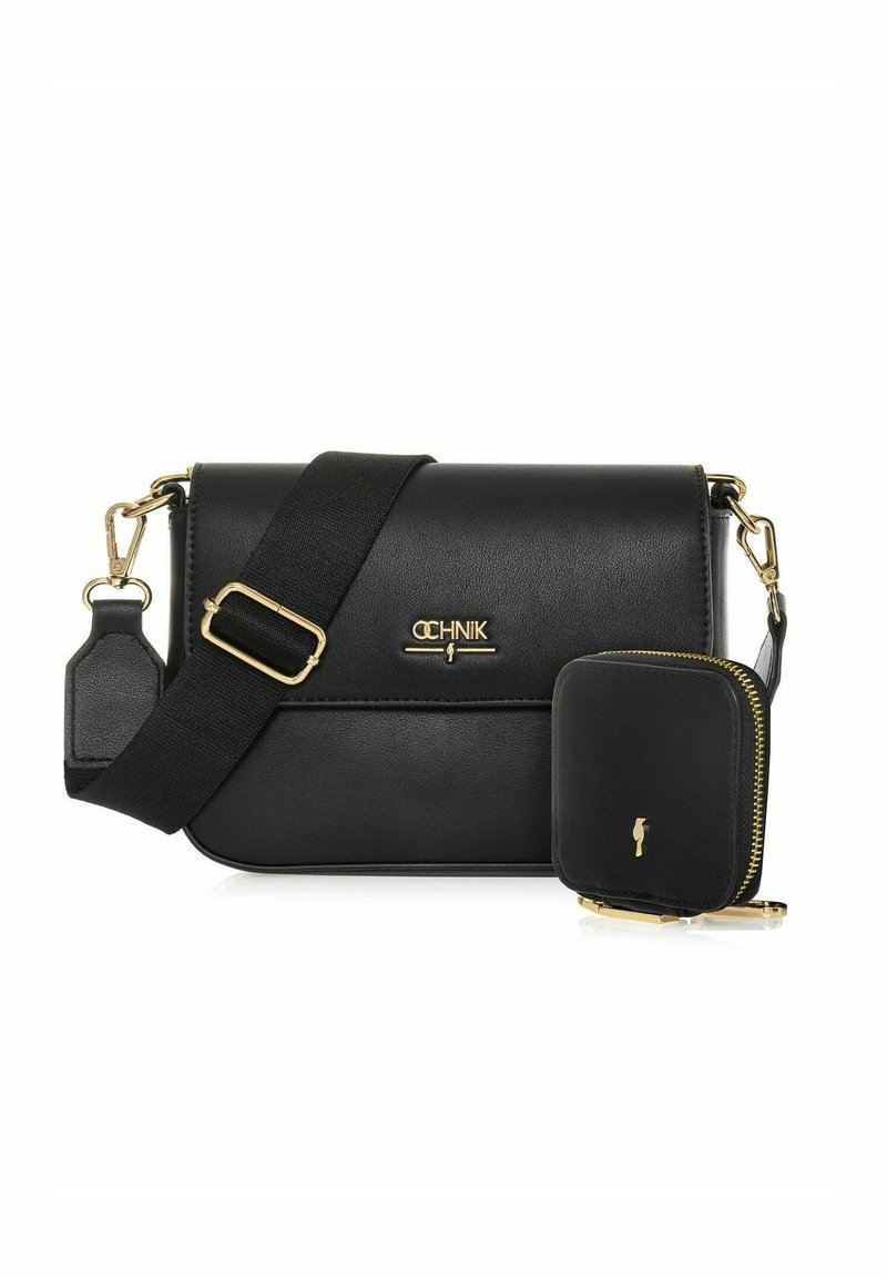 Czarna skórzana torba na ramię z klapą, złotymi elementami, regulowanym paskiem oraz małą dopasowaną kieszonką na zamek. Gładka tekstura.