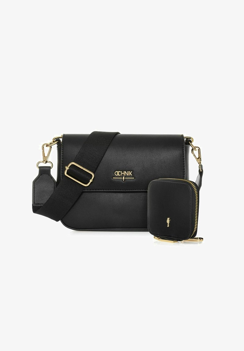 Czarna skórzana torba na ramię z klapą, złotymi elementami, regulowanym paskiem oraz małą dopasowaną kieszonką na zamek. Gładka tekstura.