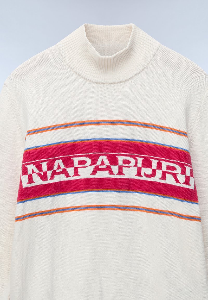 Biały sweter z dzianiny o wysokim kołnierzu i poziomymi pasami w kolorze różowym, niebieskim i pomarańczowym; na środku widnieje napis "NAPAPIJRI".