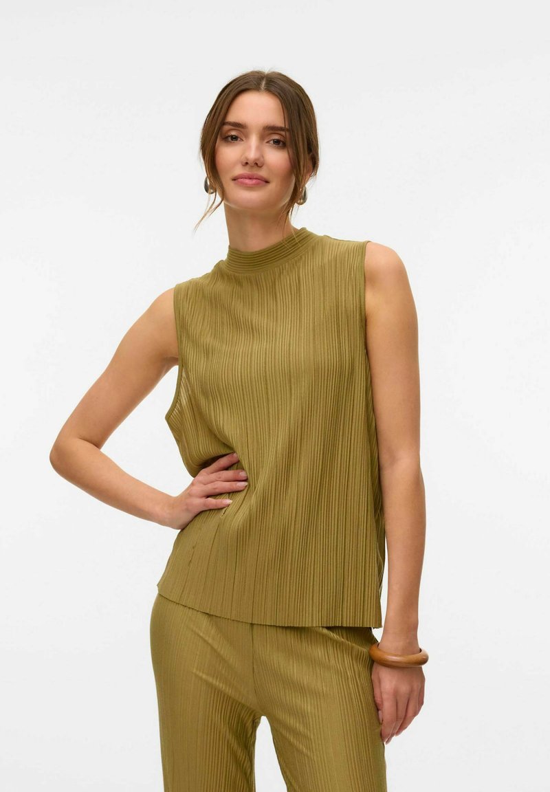 Olijfgroene mouwloze top met verticale plooien, hoge halslijn en zachte textuur. Gecombineerd met bijpassende geplooide broek.