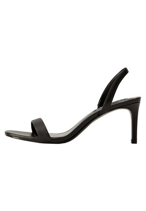 Sort læder åben-tå slingback-sandal med en tynd rem over tæerne og en mellem-høj stiletthæl på hvid baggrund.