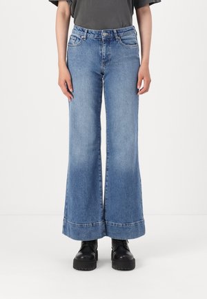 ONLRUELLE WIDE FLARED  - Relaxed fit -farkut - medium blue denim