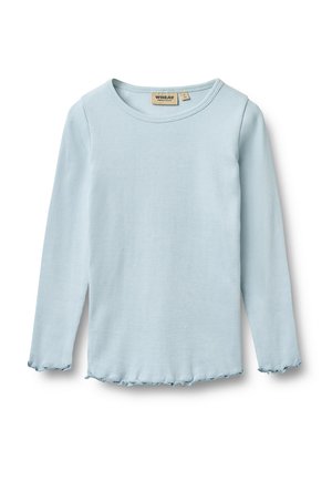 Camiseta de manga larga azul claro con cuello redondo y dobladillos ondulados, colocada plana sobre fondo blanco.