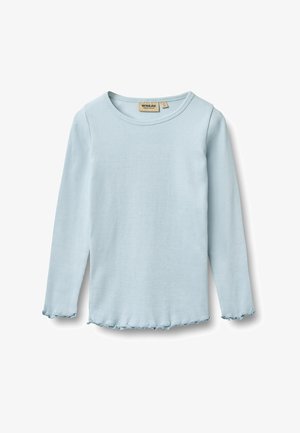 Camiseta de manga larga azul claro con cuello redondo y dobladillos ondulados, colocada plana sobre fondo blanco.