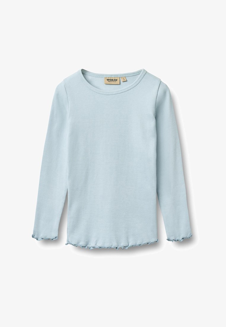 Chemise bleu clair à manches longues côtelée avec encolure ronde et bords ondulés, posée à plat sur un fond blanc.