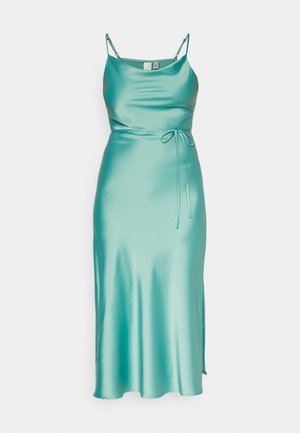 O rochie midi din satin teal, cu bretele subțiri, un corset ajustat și un accent la talie legat. Are o fanta pe lateral pentru flexibilitate.