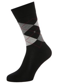 Calcetín negro con un patrón de argyle en gris y acentos rojos, hecho de material elástico, con una textura suave y punta redondeada.