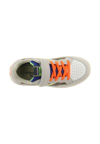 Sneaker in suede grigio con punta bianca perforata, lacci arancioni, dettagli blu e verde lime, e chiusura in Velcro. Suola in gomma.