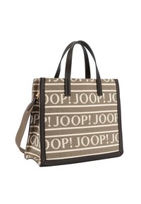 Beżowa i brązowa prostokątna torebka z powtarzającym się wzorem tekstowym "JOOP!", z dwoma krótkimi uchwytami oraz regulowanym paskiem na ramię.