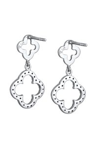 Silberne Tropfohrringe mit floralen Designs, die Ausschnitte und kleine Punkte aufweisen und an einem Steckverschluss hängen. Glatte Metalloberfläche.