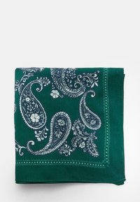Grøn paisley bandana med hvide blomster- og paisleymønstre, med en kantet design. Lavet af blødt stof med en glat tekstur.