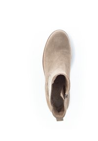 Stivale alla caviglia in suede beige con punta rotonda, chiusura con zip laterale e finitura testurizzata. Sole piatto e dettagli di cucitura minimal.