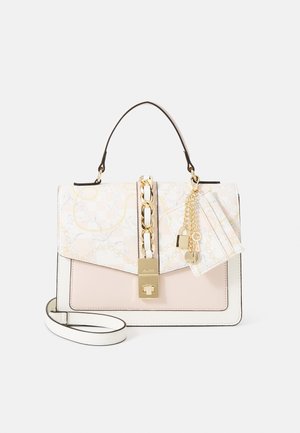 Geantă structurată din piele crem și roz deschis. Are o clapetă cu model, elemente de aur, detalii cu lanț și o curea detașabilă.