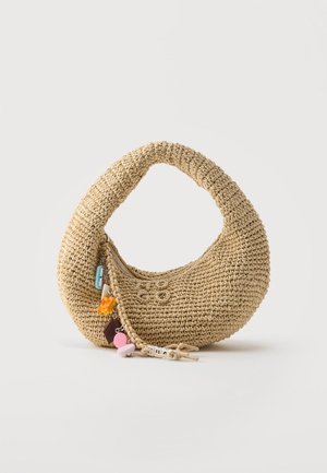 Μπεζ τσάντα σε σχήμα ημισελήνου, πλεκτή με βελονάκι, με φερμουάρ και πολύχρωμα κρεμαστά διακοσμητικά σε σχήμα λουλουδιού και καρδιάς που κρέμονται από το τράβηγμα του φερμουάρ.