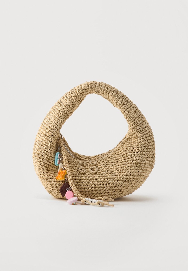 Μπεζ τσάντα σε σχήμα ημισελήνου, πλεκτή με βελονάκι, με φερμουάρ και πολύχρωμα κρεμαστά διακοσμητικά σε σχήμα λουλουδιού και καρδιάς που κρέμονται από το τράβηγμα του φερμουάρ.
