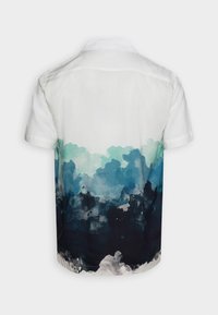 Kortärmad skjorta med vit krage och ett gradient vatt färgmönster som övergår från ljusblått till mörk marinblått på baksidan.