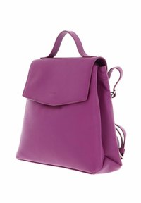 Petit sac à dos en cuir violet avec poignée supérieure, fermeture à rabat à l'avant et bretelles ajustables, présenté sous un angle trois-quarts.