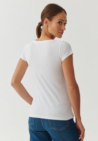 TATUUM ANTONIA 1  - Pamata T-krekls - white