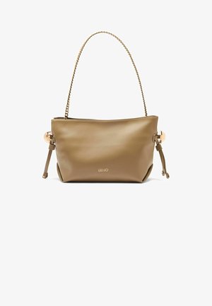 Sac à main en cuir vert olive avec une texture lisse, anse en chaîne, deux accents latéraux et un dessus zippé. Présente un logo à l'avant.