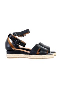 Sandales compensées en cuir noir avec bride de cheville, Bout ouvert et semelle en jute tressé. Comprend un design découpé et une boucle réglable.