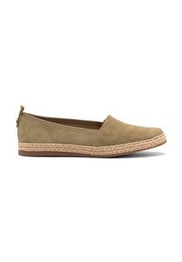 Scarpa slip-on in suede verde oliva, con suola in juta intrecciata. Presenta un profilo basso e una punta arrotondata, con un piccolo dettaglio sul retro.