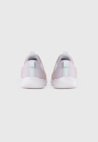 Une paire de baskets pastel rose et lavande à enfiler avec des semelles blanches et des tirettes bleu clair, vue de l'arrière sur un fond blanc.
