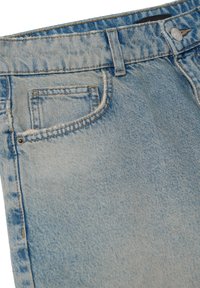 Vaqueros de mezclilla azul claro con un acabado desteñido, que cuentan con un bolsillo frontal, presillas para cinturón y un botón de metal plateado en la cintura.