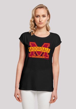 Schwarzes T-Shirt aus Baumwolle, mit einem großen roten und gelben "MOORDALE"-Grafik und "SECONDARY" darunter. Kurze Ärmel, lockere Passform.
