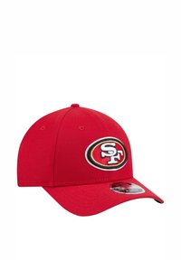 Rote Baseballmütze mit einem schwarz-weißen gestickten Logo der San Francisco 49ers auf der Vorderseite, mit einer strukturierten Krone und gebogenem Schild.