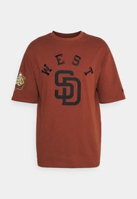 New Era MLB SAN DIEGO PADRES TEAM PATCH TEE - Fanartikel - brown