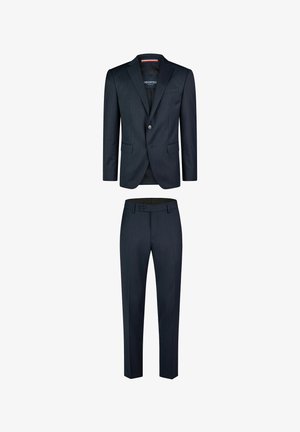 Costume bleu marine avec un design ajusté. Le blazer comprend un revers cranté et un bouton unique. Les pantalons présentent un front plat et des passants de ceinture, avec une coupe tailleur.