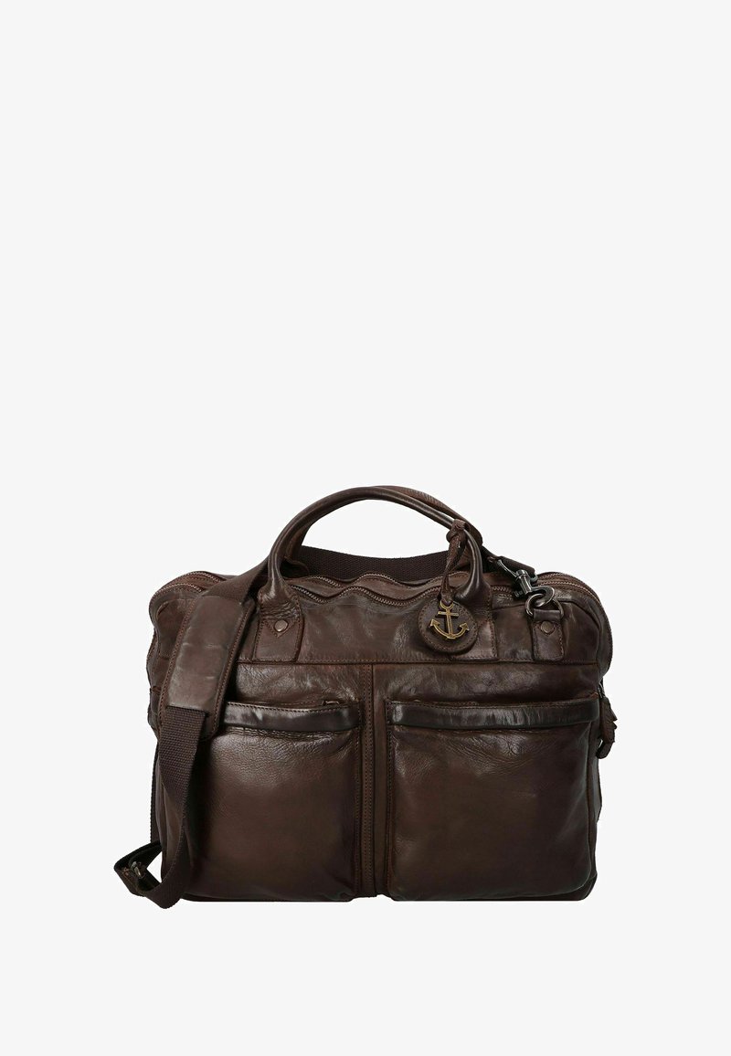 Sac à main en cuir marron avec deux poches avant, poignées supérieures et une bandoulière amovible. Comprend un pendentif décoratif en forme d'ancre.