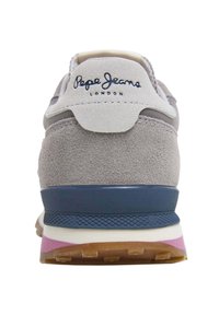Sivi nubuk športni čevlj s belim petnim delom, mornarsko akcenti in gumo gumijastim podplatom. Ima logotip "Pepe Jeans London" v mornarsko modri barvi na peti.