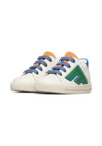 Sneakers bianchi con lingua imbottita arancione, lacci blu, accenti laterali verdi e suole in gomma testurizzata. Presentano dettagli perforati.