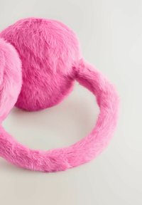 Roze nep bont oorkleppen met een ronde, luchtige vorm en een zachte, bijpassende hoofdband. De textuur lijkt pluche en fluweelachtig.
