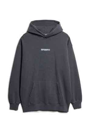 Grå hættebluse lavet af blødt stof, med en frontlomme i kengurustil, ribbede manchetter og "SUPERDRY"-logo i hvidt på brystet.