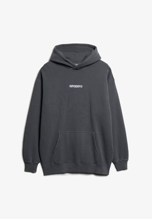 Sweat-shirt à capuche grise en tissu doux, avec une poche kangourou à l'avant, des poignets côtelés, et le logo "SUPERDRY" en blanc sur la poitrine.