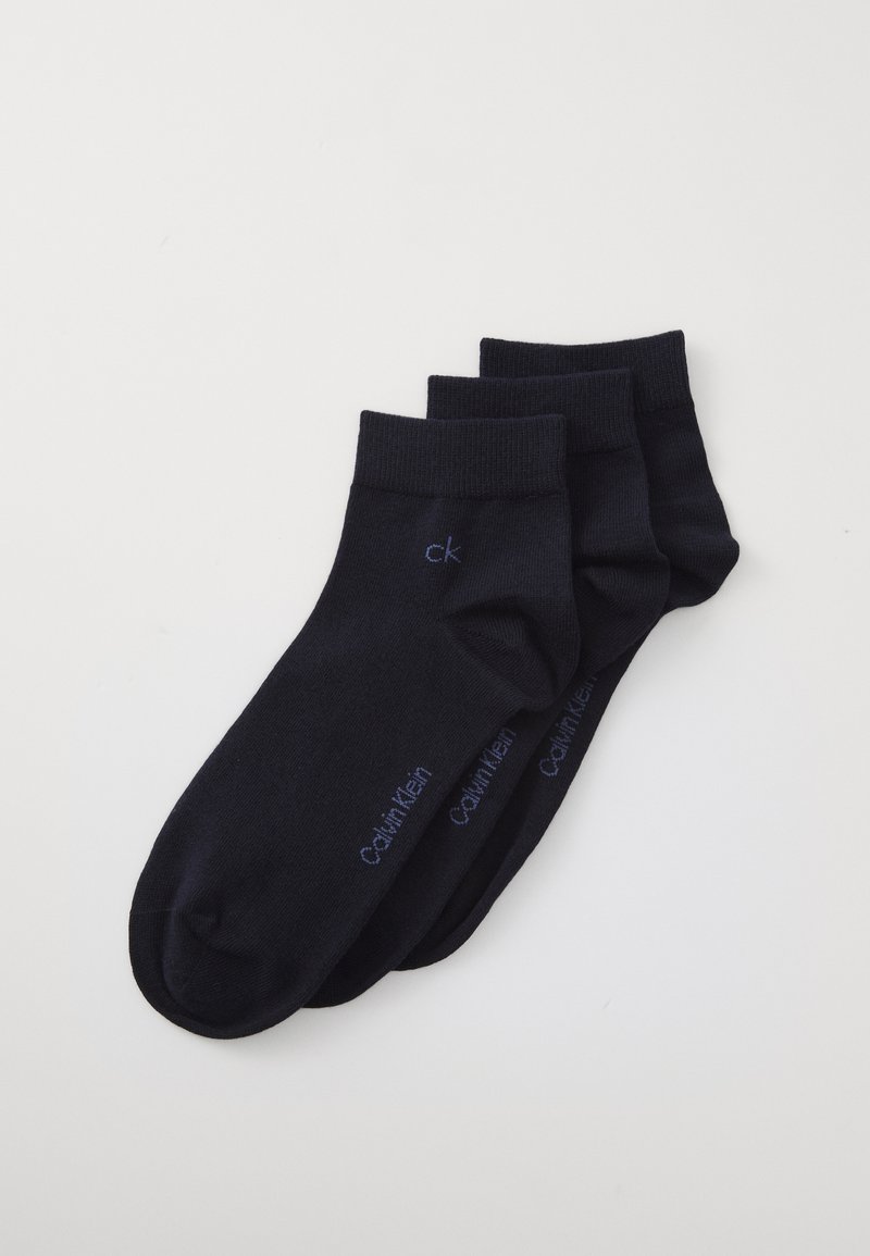 Tengerészkék pamut bokas socks, három darabos csomagban, sima textúrával és finom logóval az oldalon. Klasszikus forma bordázott szegéllyel.