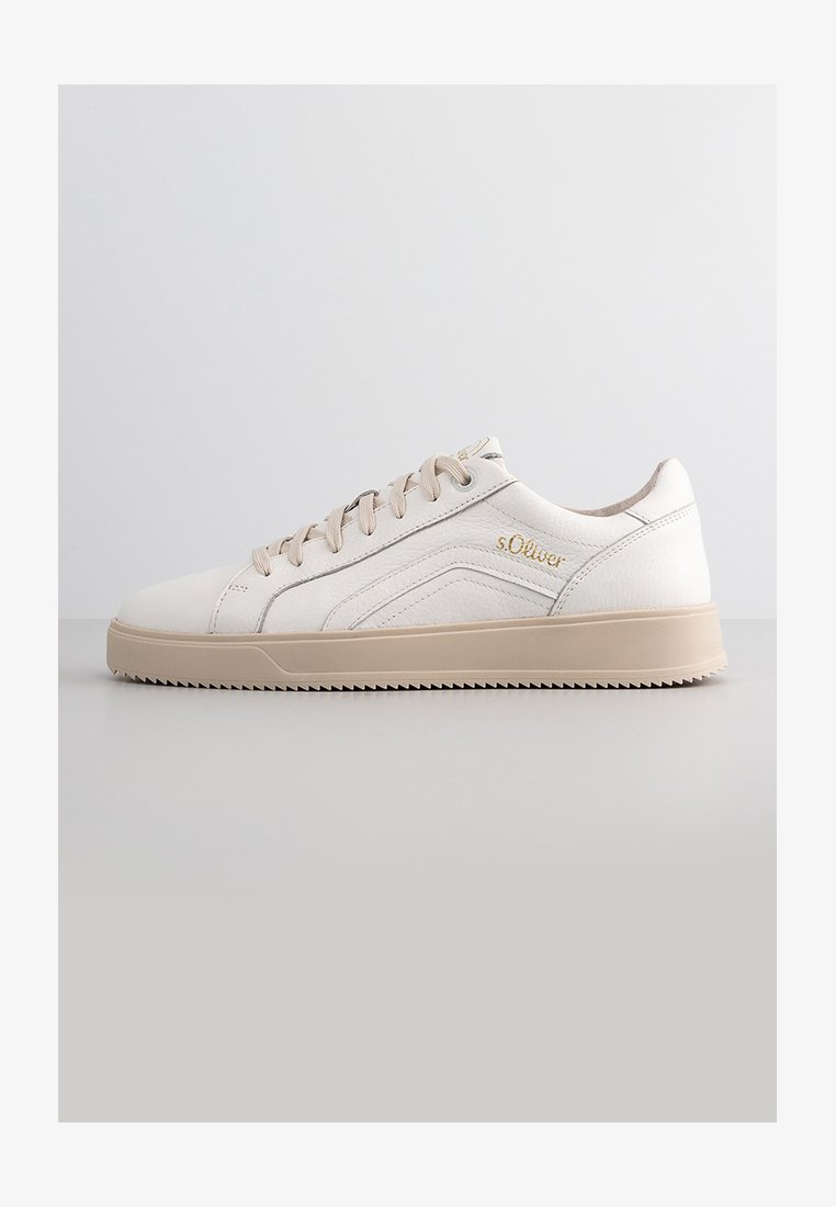 Weiße Ledersneaker mit beigen Akzenten, runder Zehenpartie, flacher Sohle und dezenten Nähdetails. Mit einem kleinen goldenen Logo an der Seite.