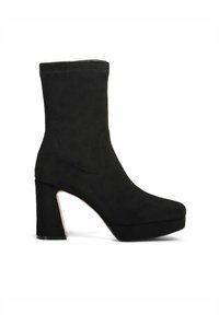 Stivaletti alla caviglia in suede nero con tacco a blocco alto, suola piattaforma e parte superiore senza cuciture. Texture liscia con dettagli di cucitura sottili.