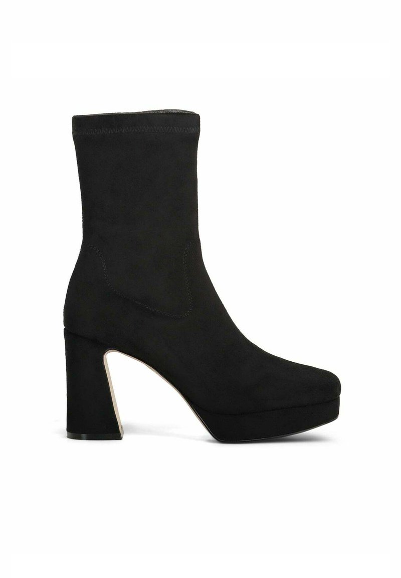 Stivaletti alla caviglia in suede nero con tacco a blocco alto, suola piattaforma e parte superiore senza cuciture. Texture liscia con dettagli di cucitura sottili.