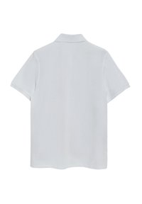 Vit kortärmad pikétröja med klassisk krage, med en mjuk textur och rak nederkant. Inga synliga mönster eller logotyper.