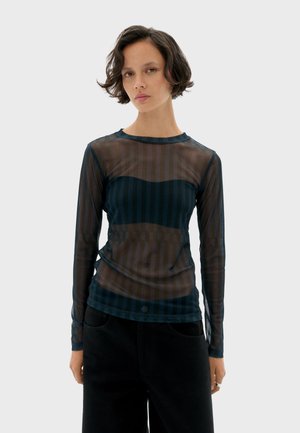 Zwarte en marineblauwe gestreepte lange mouwen mesh top met een ronde halslijn, voorzien van een getailleerde snit en doorzichtige textuur.