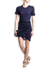 Tyrkysové šaty s krátkými rukávy, na tělo přiléhající korzet a shromážděná asymetrická sukně. Černý pas a zlatý detail na rameni.