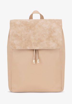 Beige batoh s hladkým povrchem a klopou z podobného semiše. Má zlaté kovové detaily a zavírání na šňůrku. Jednoduchý, obdélníkový design.