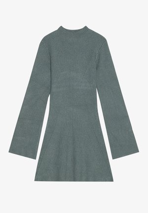 Vestido canelado de mangas longas em azul teal suave com um decote simulado. Apresenta costuras angulares e uma barra fluida. Tecido macio e texturizado.